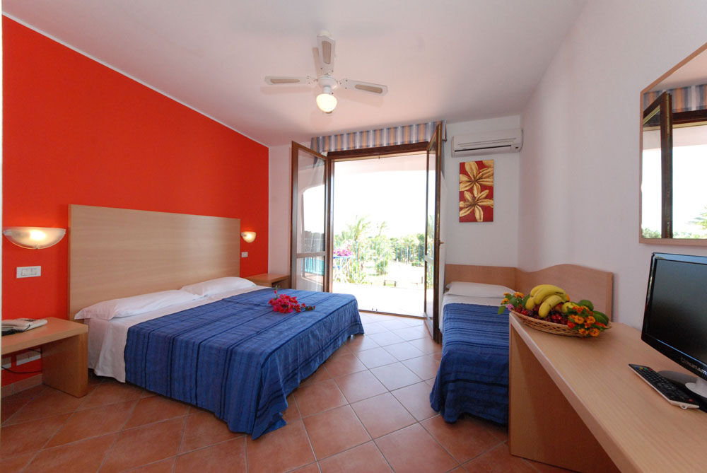 Hotel Club Santa Sabina Torre Santa Sabina Bagian luar foto